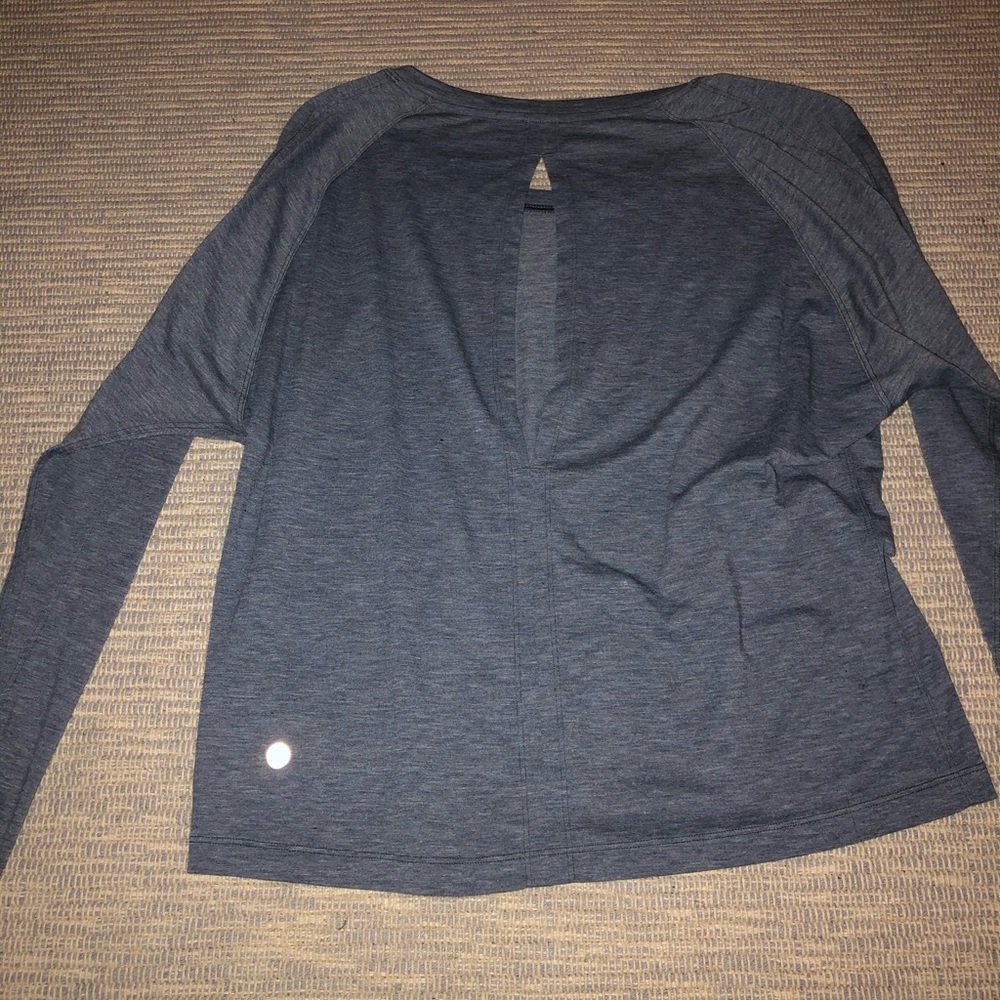Lululemon top with back hole size 4